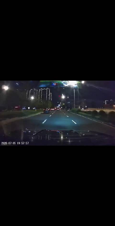 出租车右转道强行变道，被视频车直接撞飞
