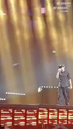 张若昀现场演绎《借过一下》，副歌高音处理得很有层次感，情绪层层往上推…