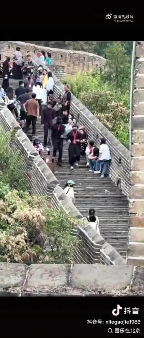 肖战今天在金山岭长城拍摄物料～有路人小哥哥偶遇repo说肖战巨帅无比