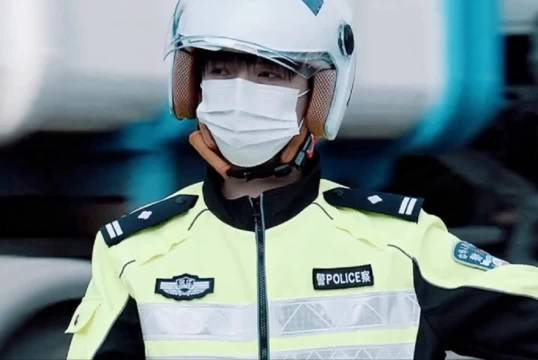 小伙假冒交警上路执勤，胆子也太大了！