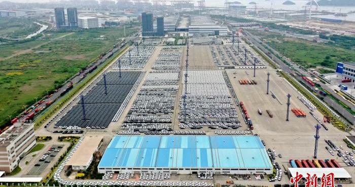 浙江宁波口岸今年前8月新能源汽车出口逾30万辆  同比增近一倍