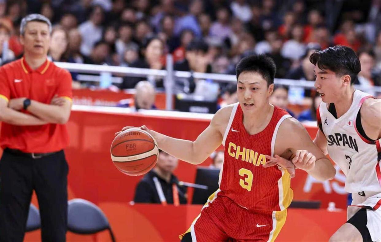 郭士强压不住场子，暂停喊了也白喊！中国男篮负日本3分钟6连铁，4人抢着当英雄，姚明看完能不急眼吗，篮协赶紧拍桌子问话吧