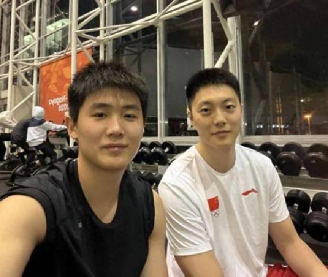 保持自律！李悦洲闪图与胡明轩、崔永熙加练，强度不错满头大汗