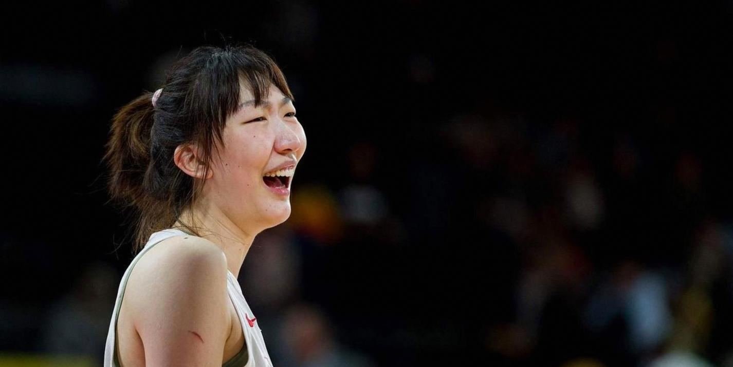 中国女篮61比90负法国止步八强：韩旭场均21分却连夜飞WNBA打季后赛，李梦落选新老交替代价写在记
