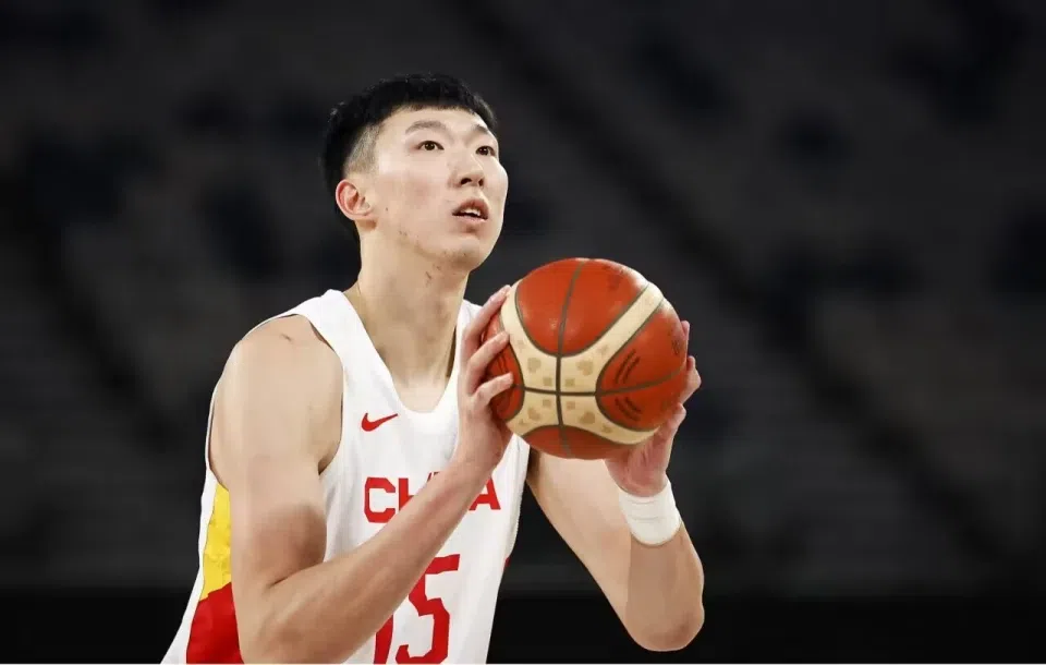 媒体人：中国男篮缺少定海神针，易建联后周琦赵睿没能接棒