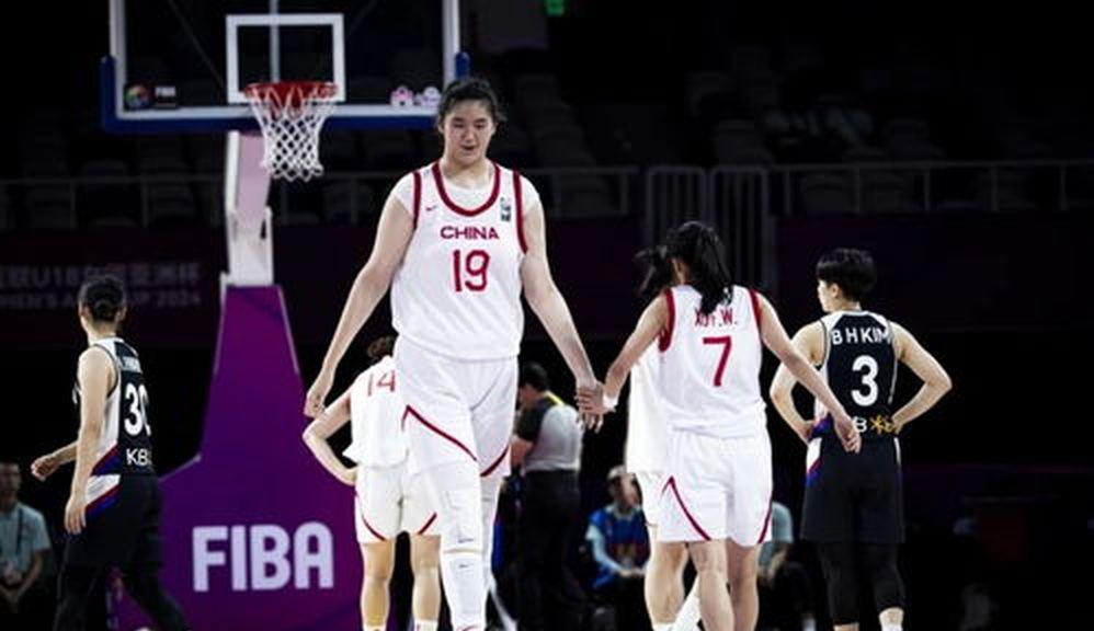 中国女篮61比90负法国止步八强张子宇7分7失误被批太笨宫鲁鸣宁肯慢不让她出问题曹熙琛真能替代吗
