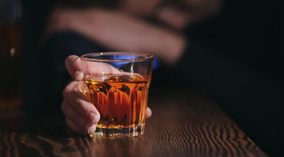 男子与酒馆烧烤师傅拼酒，“一口闷”数杯68度白酒后身亡，家属索赔90万！法院判了