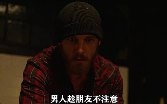 男人趁朋友不注意，竟快速切掉了朋友的小指