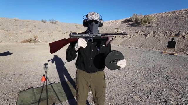 汤普森冲锋枪搭载百发弹鼓实弹射击