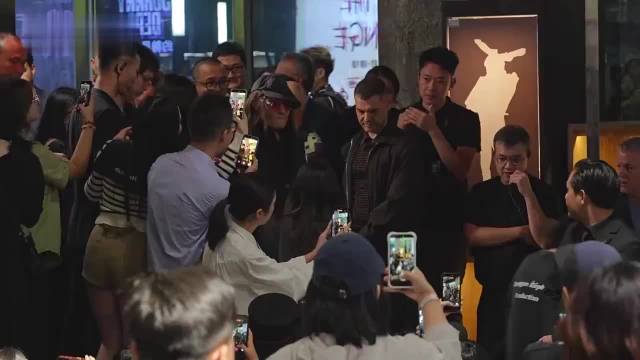 约翰尼·德普现身上海 即兴演绎《加勒比海盗》名场面