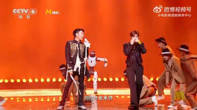 林依轮任嘉伦唱跳演绎歌曲爱情鸟