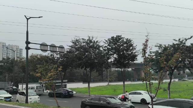林场，客车K162接近