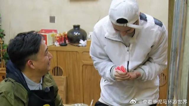大华伸手摸锅底，被炉子烫到，当场跳了起来