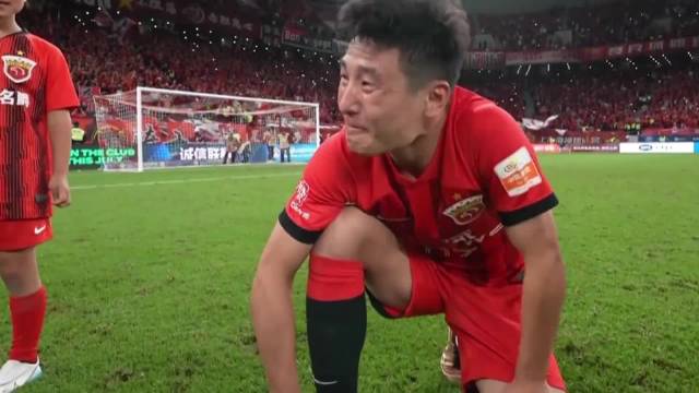 他是中国足球最后的遮羞布，也是在谩骂声中离去的又一任中国队长！