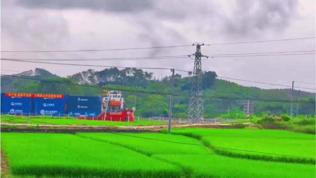 平陆运河上货轮贴着稻田航行的视频火到了海外，老外以为这是AI