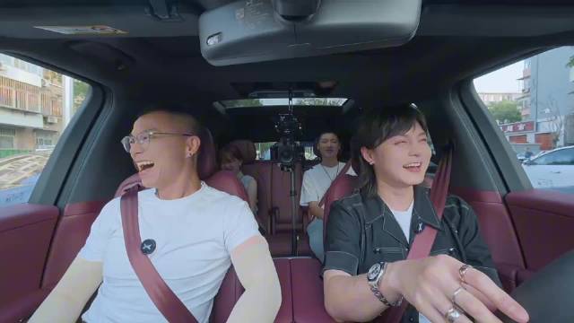 小鹏智驾主动避让行人，尹正陈震试驾感安心