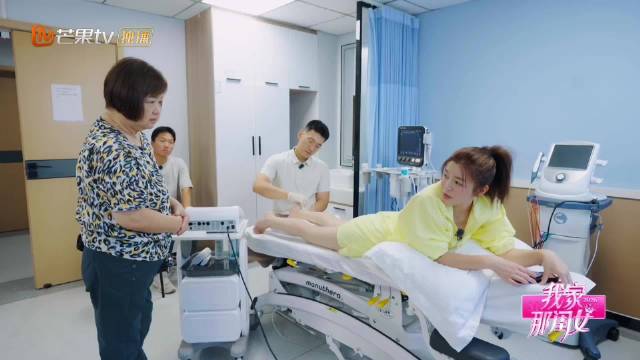 陈妍希做复健时安慰妈妈，母女感情深厚