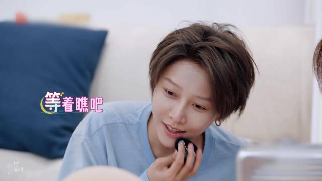 陈妍希给刘雨昕化妆卡粉，刘雨昕直言斑驳
