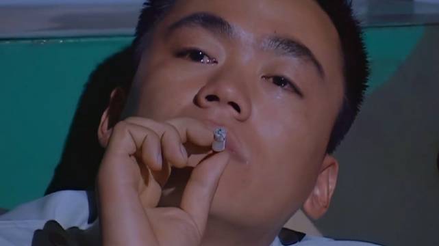 许三多钢七连最后一夜：独守半年，纠察递烟，红肩章接班， 许三多 纠察递烟