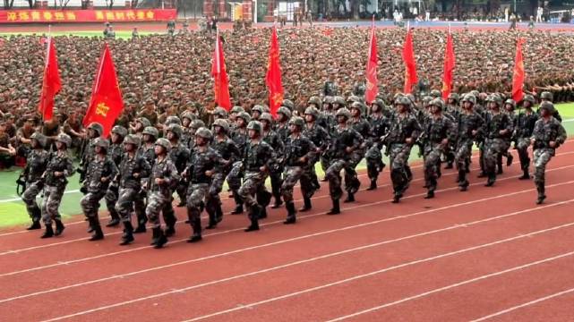 军训才练几天就有模有样，老外看了都以为中国军队在备战
