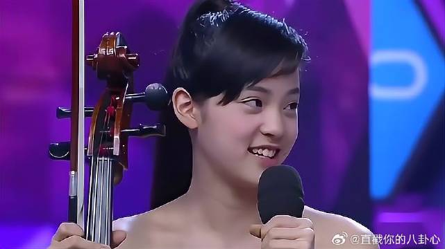 娜娜把周杰伦照片放书包，爸爸吃醋了，换成自己照片