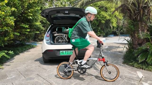 两辆小布可以妥妥地放进萤火虫的后备厢，纯绿色出行又有新的打开方式啦