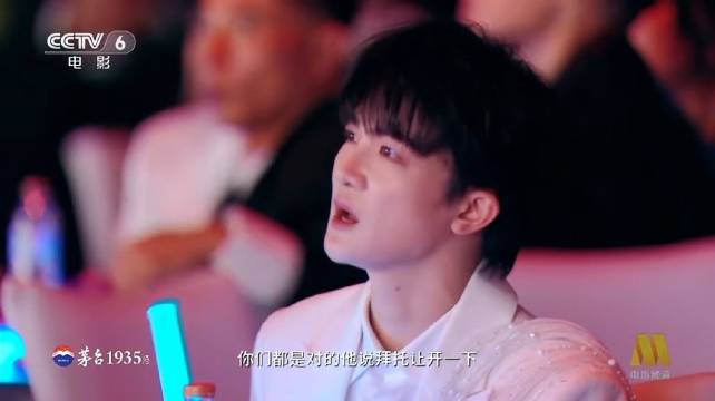 张若昀周深隔空合唱借过一下，张若昀共情落泪