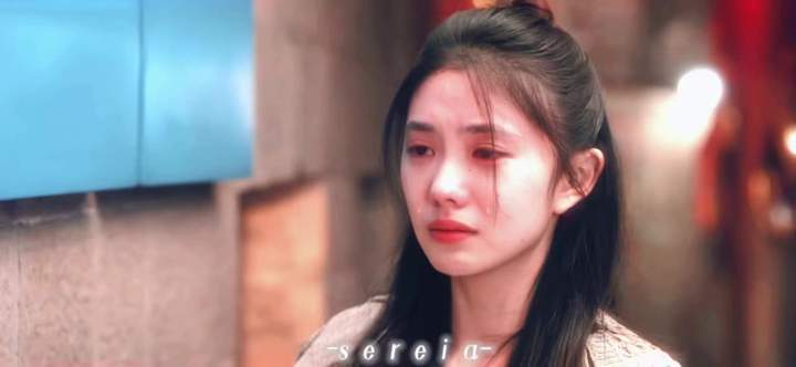 她的眼泪如同叶尖上蓄满后掉落的晨露