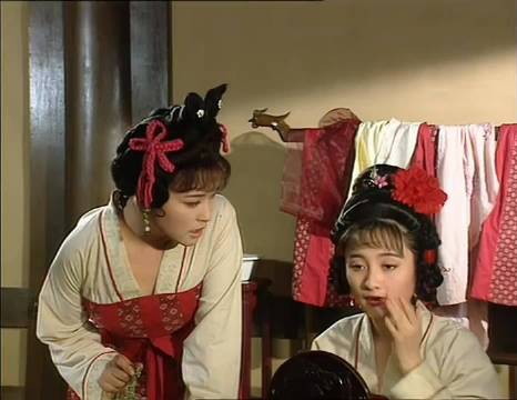 侍女灵儿每日打扮的花枝招展，渴望得到帝王宠幸，不料因为一个哈欠丢掉了性命