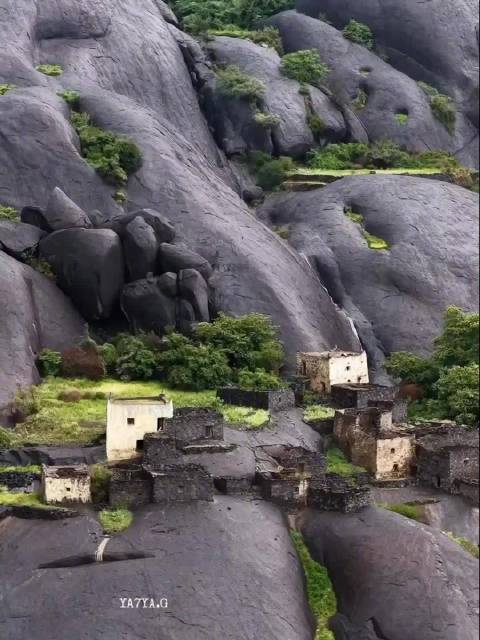 沙特奇景：一座修建在岩石上的古村落