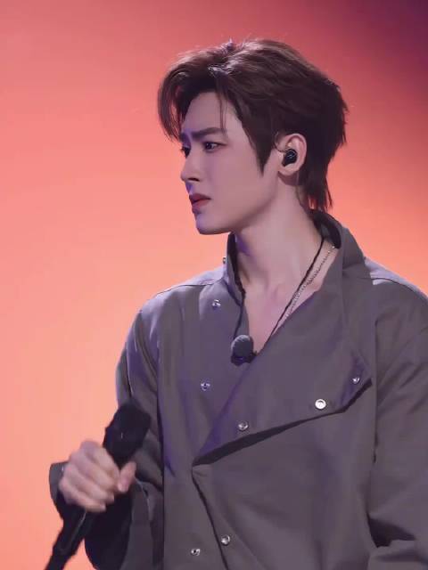 杨丞琳∶世界上真的有眼睛这么大的人啊？ 侯明昊