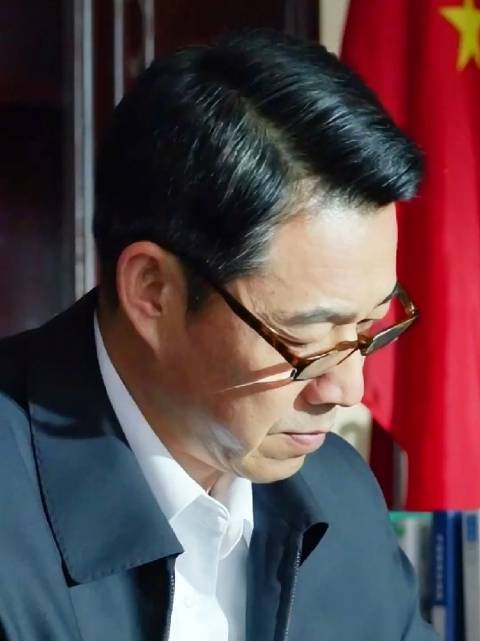老狐狸之间的对话，句句暗藏深意