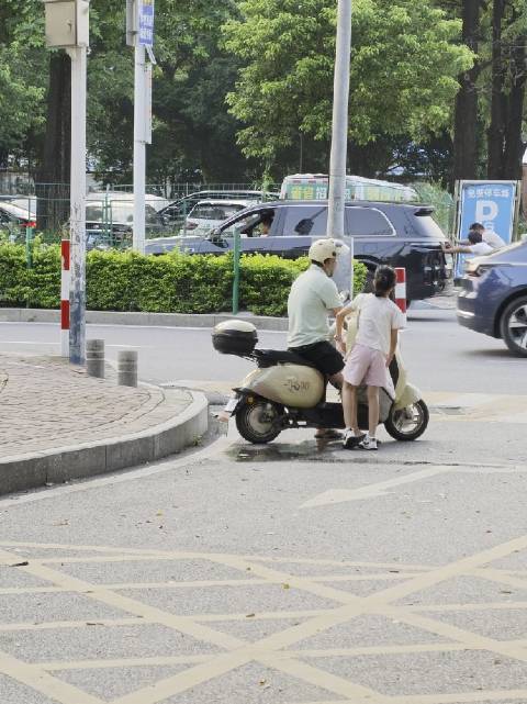 第一次见到推电车的 这台理想L9是没电了还是啥？如果没电，连油也没有？