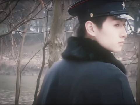 它 静静的 看着人们 爱过和恨过