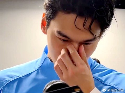 徐嘉余哭了!红着眼眶哽咽喊话嘲笑者:让那些看不起我的人看看我 徐嘉余哭了!红着眼眶哽咽喊话嘲笑者:让那些看不起我的人看看我