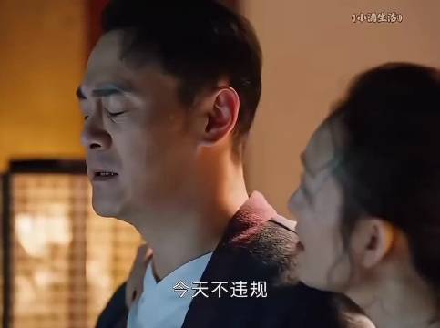 夫妻俩一个月没见了因为一个片段看了整部电影