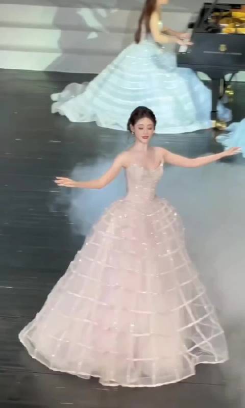 祝绪丹光脚跳舞，体态天鹅具像化