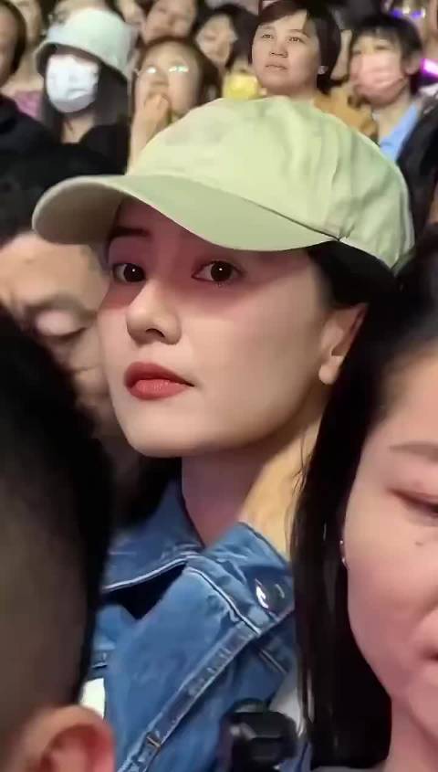 高圆圆给自己揪痧，好生活化，小时候咳嗽，奶奶也会为这个位置给我揪