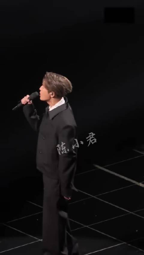 王嘉尔晚会挑战张学友《慢慢》唱出自我风格