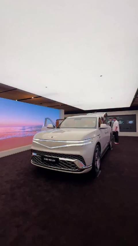 捷尼赛斯GV90新月版内饰对坐模式无B柱对开门，指向国产SUV商务方向