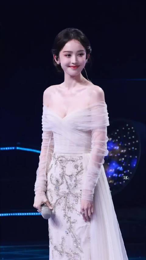 听娜扎唱歌，唱的好不好都是其次，光是美貌已经足够打动每一个观众了