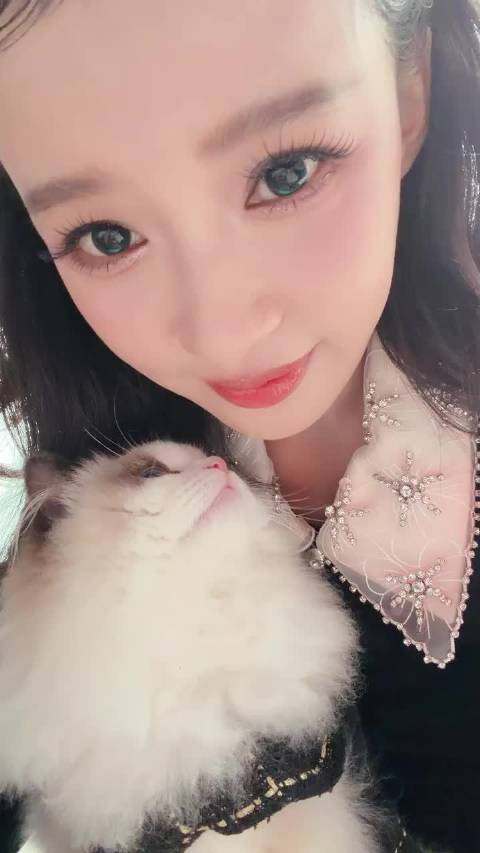 pinky在家失望的看着孙怡