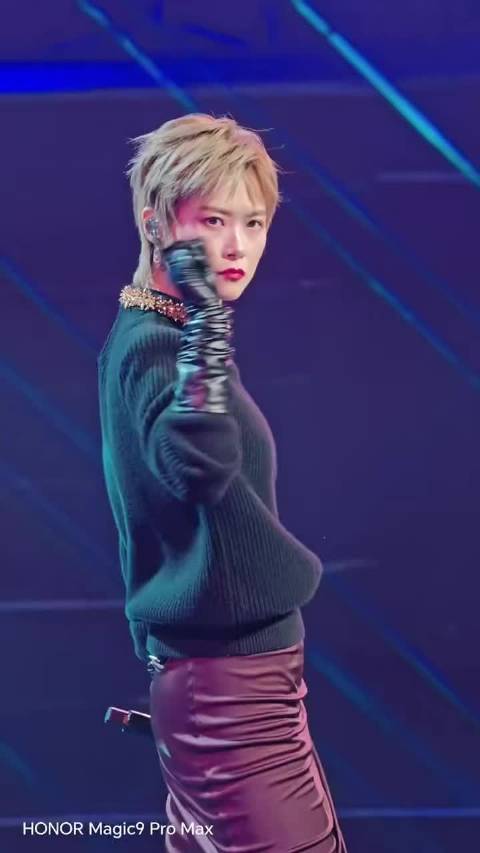 李宇春唱粤语版冬季来的女人，舞台炸场