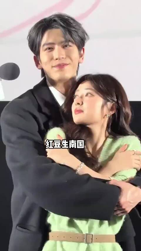 “张凌赫公主抱不同女星看男友力，平端白鹿，赵今麦似抱小孩”