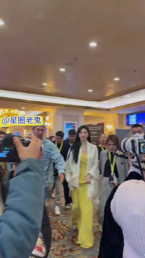 景甜完全没有受孙宇晨影响，听现场女生的惊叹声就知道她现实生活中有多美了