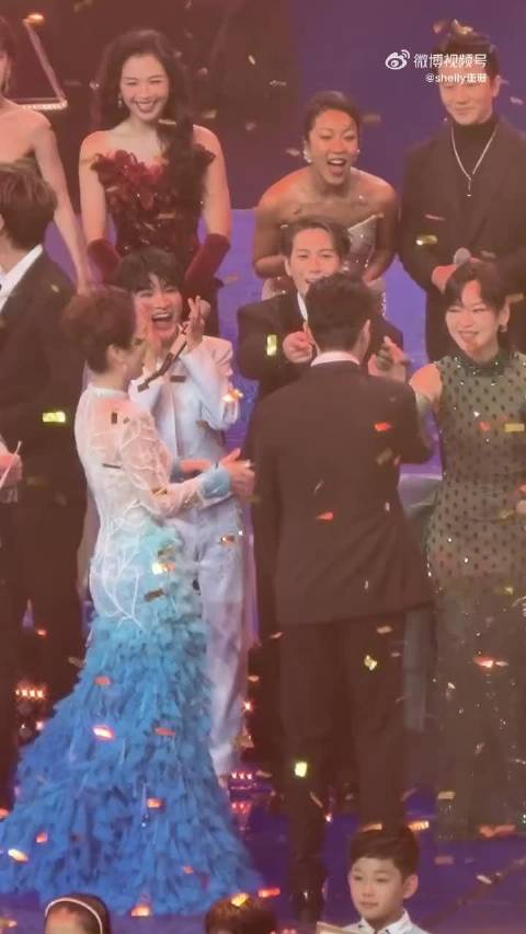 氛围组来的，站到后排都听到吉克隽逸的声音了 大家这个画面太美好了