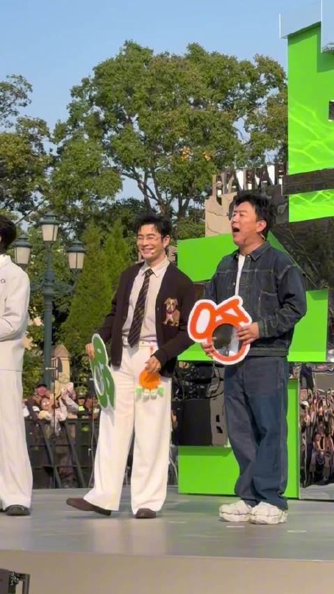 黄渤黄晓明同台互侃，青岛喜剧节笑点不断