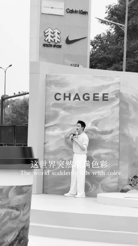 这世界突然填满色彩
