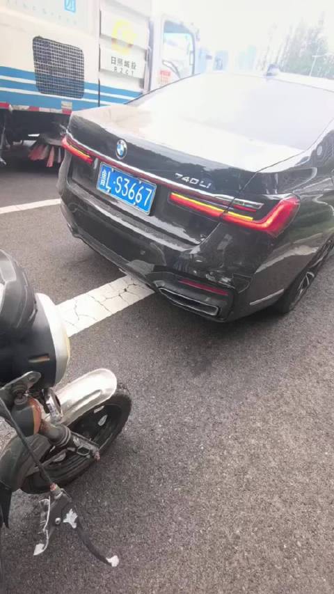 宝马被撞事件 今天第1笔收入 我要50元 大叔最后转了80元