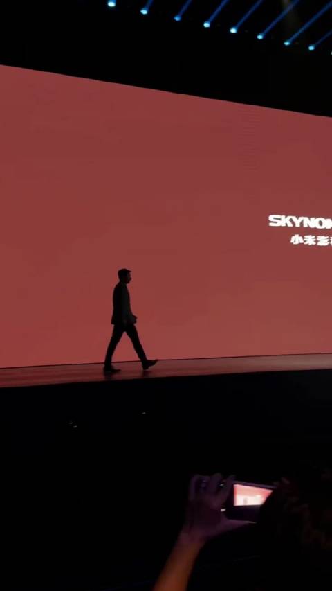就喜欢这样掀桌的雷军